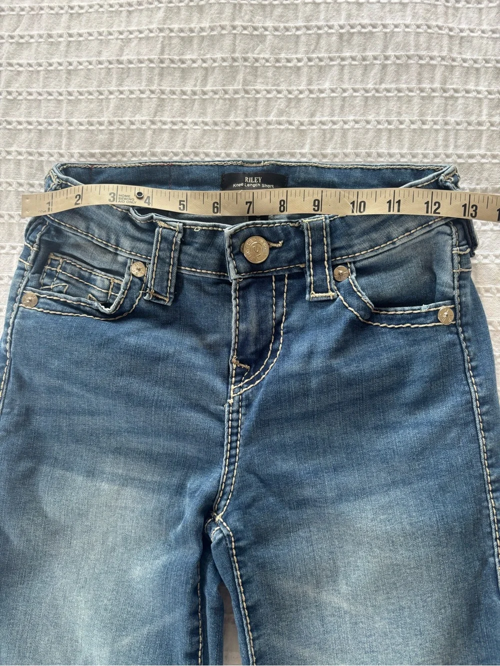 True Religion Riley Medium Wash Knee Length Shorts Size 25 - Picture 4 of 5